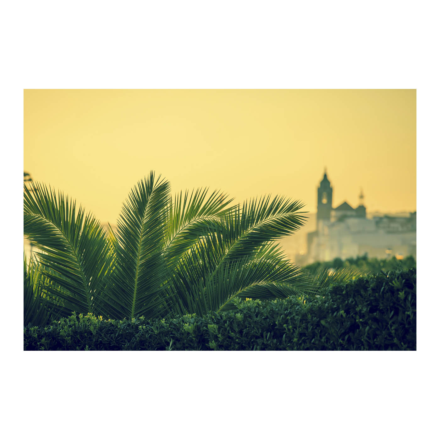 Sitges al atardecer, con cielo amarillo. Foto poster del fotógrafo Thomas Vilhelm