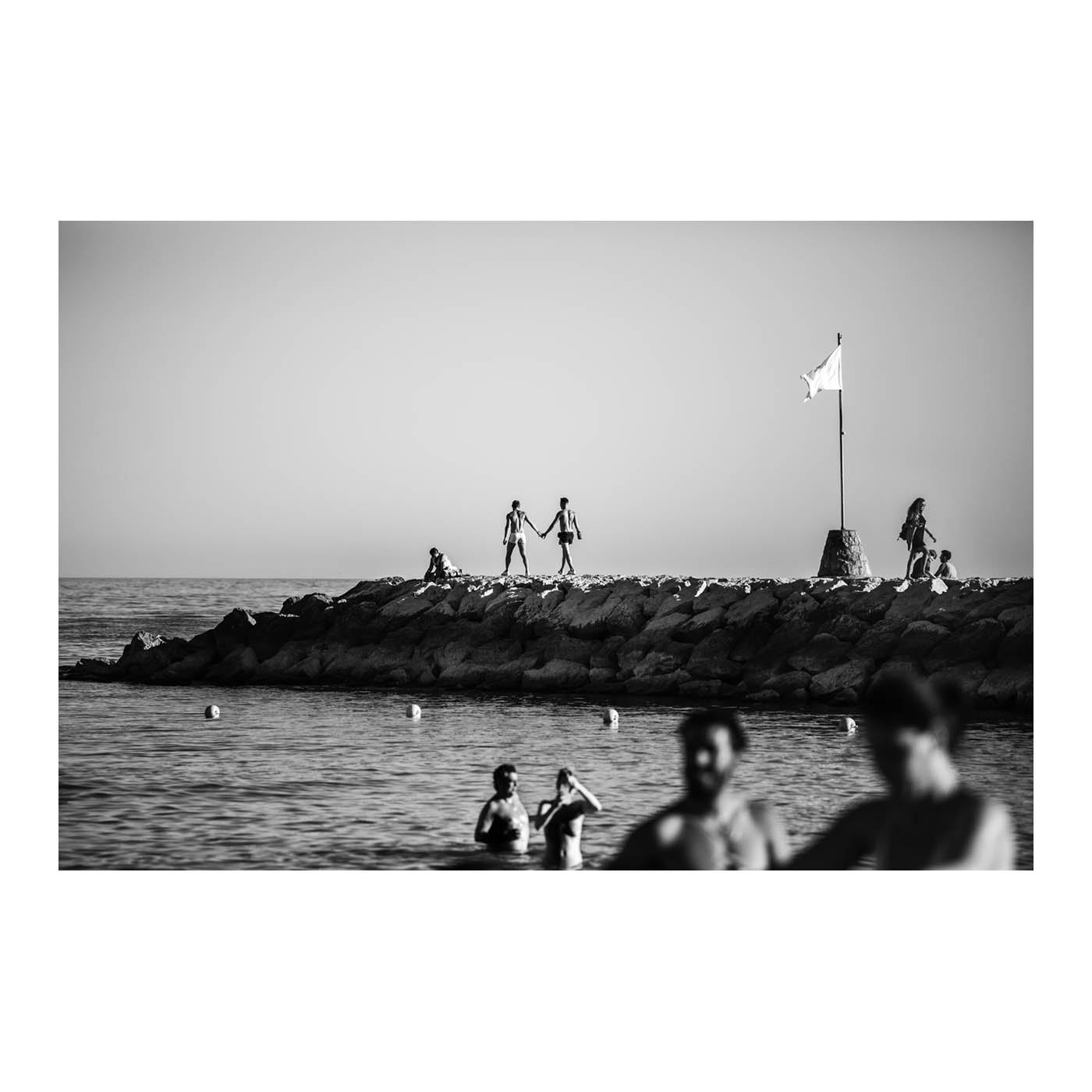 Espigón de Terramar en Sitges. Foto en blanco y negro