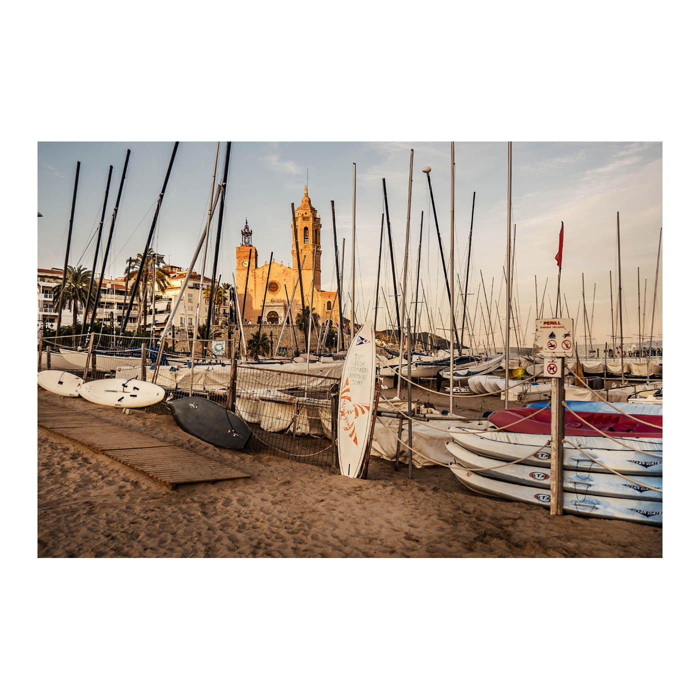Foto del Club Náutico de Sitges y la iglesia