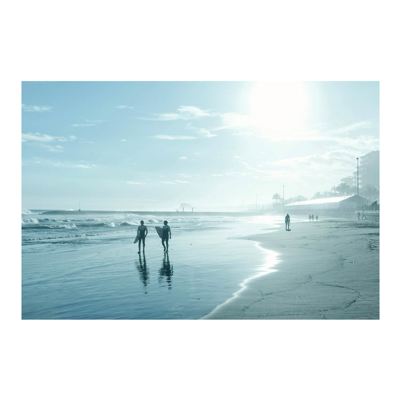 Surf en las playas de Sitges. Fotografía de Thomas Vilhelm